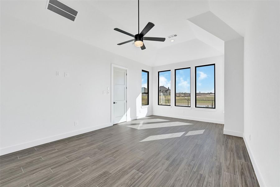 Spacious, unfurnished interior of a new home in Cross Creek West, Fulshear (Image 30).
