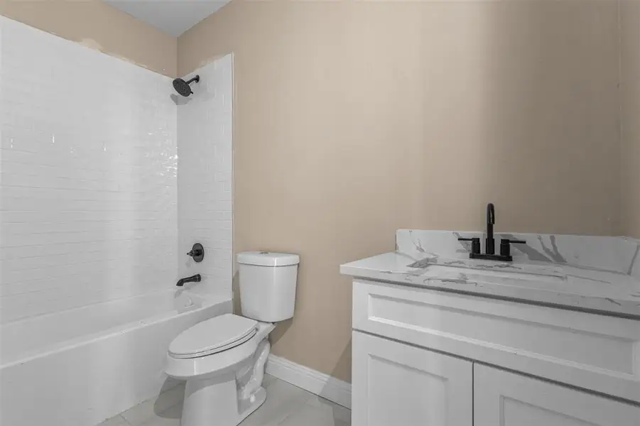 Furnished interior view inside a new home in , Corsicana (Image 5).