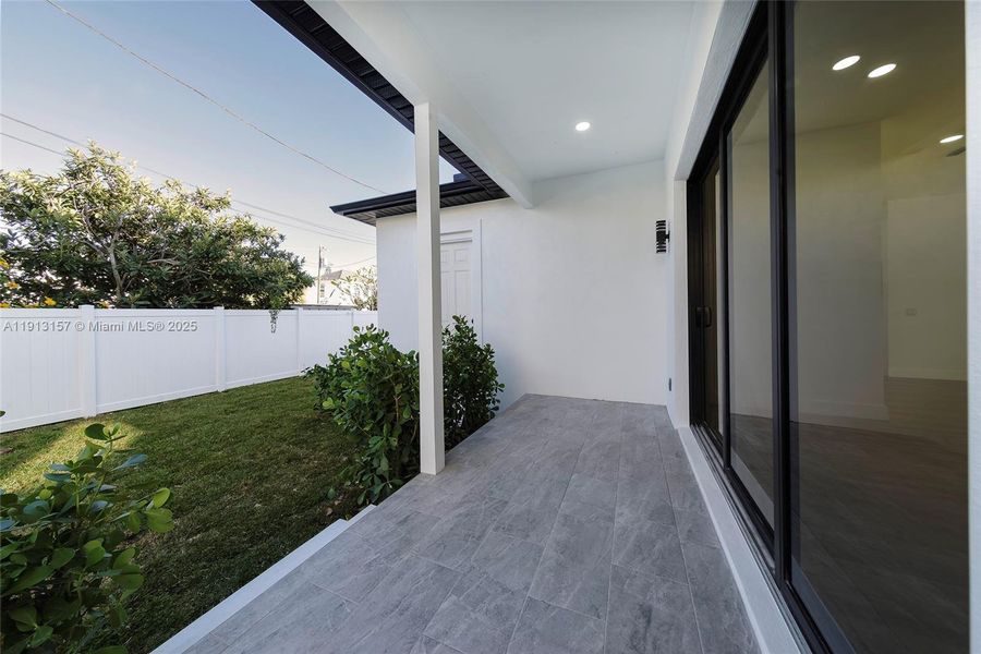 Exterior details and patio area of a home in , St. Petersburg (Image 20).