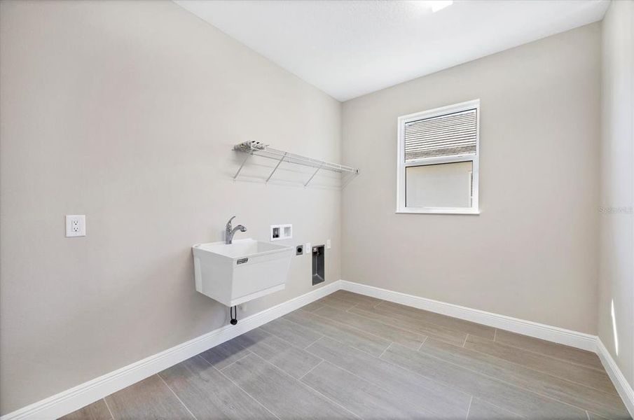 Extra-large laundry room