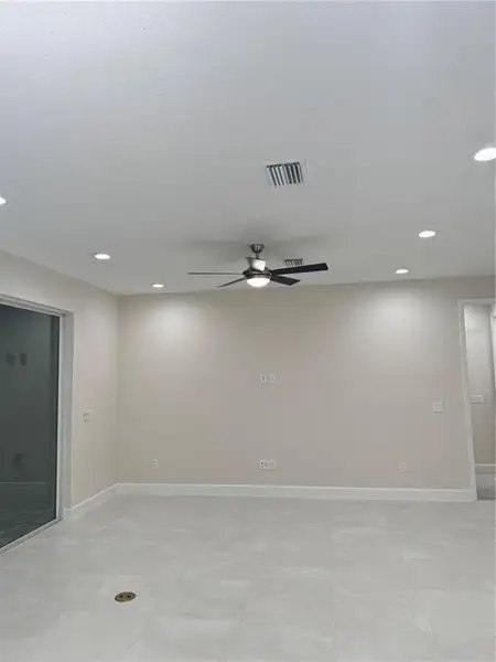 Spacious, unfurnished interior of a new home in Valencia Ridge (55+), Wesley Chapel (Image 15).