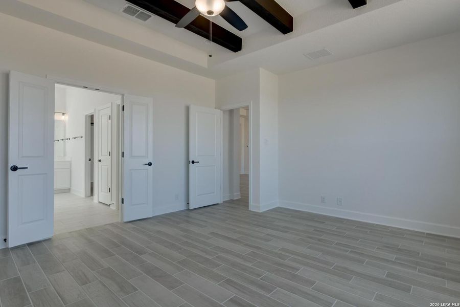 Spacious, unfurnished interior of a new home in Waldsanger, New Braunfels (Image 26).