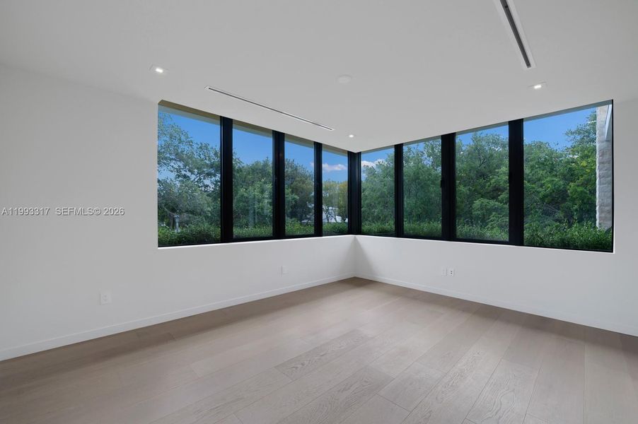 Spacious, unfurnished interior of a new home in , Miami (Image 21).
