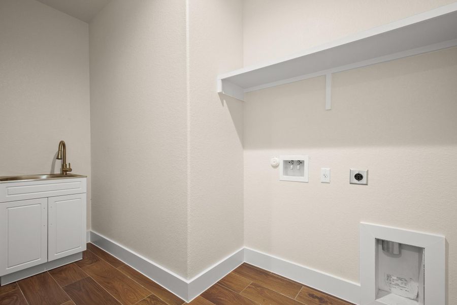 Spacious, unfurnished interior of a new home in , Bastrop (Image 16).