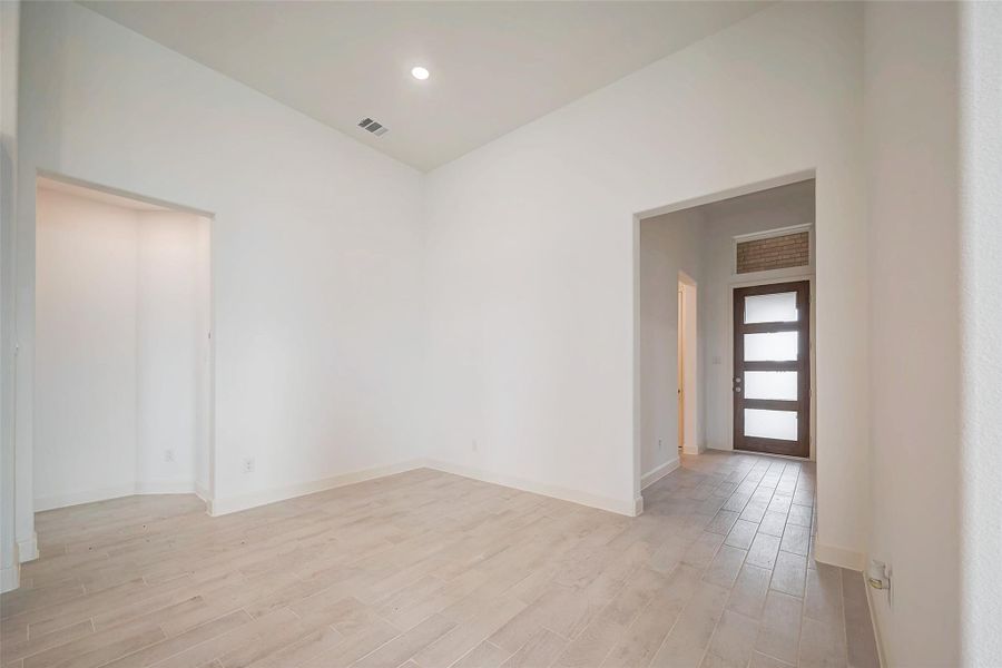 Spacious, unfurnished interior of a new home in Lago Mar, Texas City (Image 26).