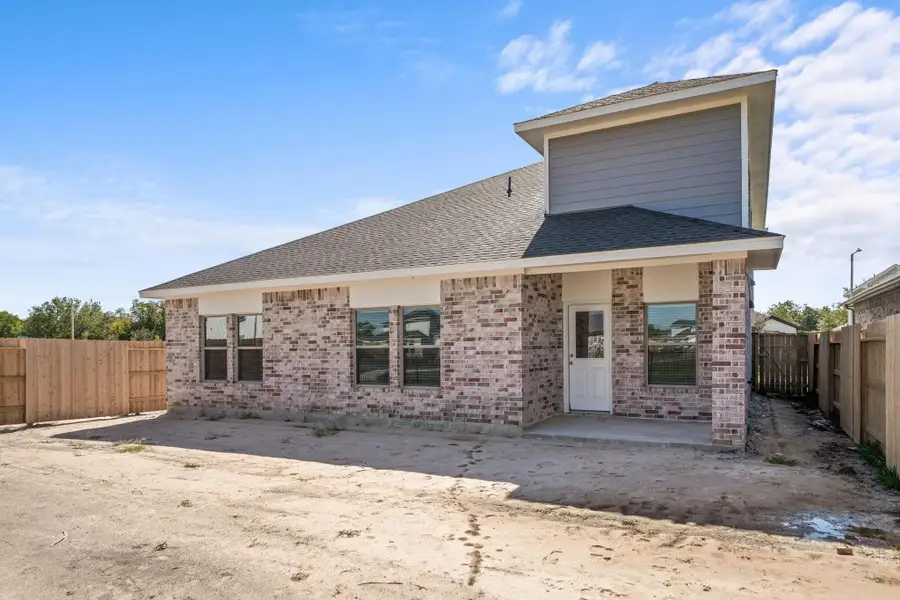 Exterior details and patio area of a home in Laurel Landing, Alvin (Image 3).