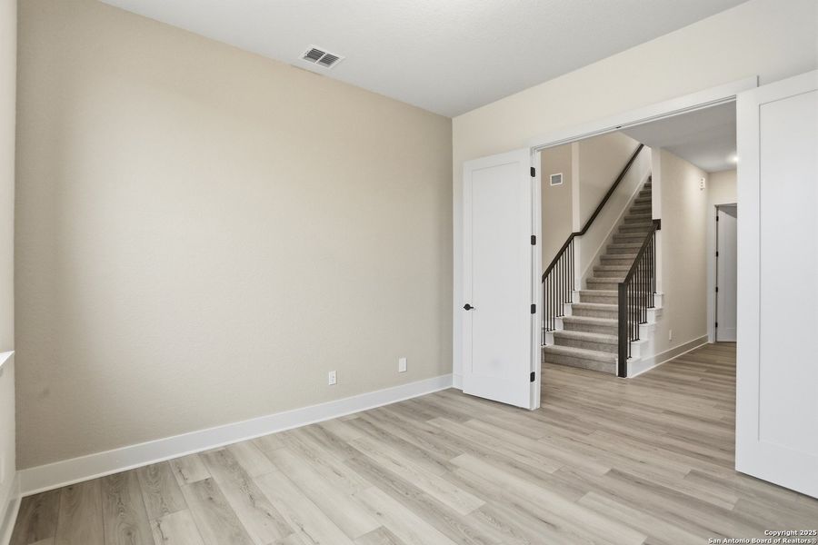 Spacious, unfurnished interior of a new home in Haby Hill 50s, San Antonio (Image 18).