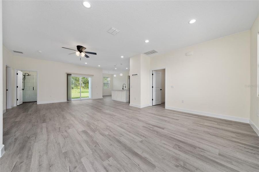 Spacious, unfurnished interior of a new home in , Ocala (Image 10).