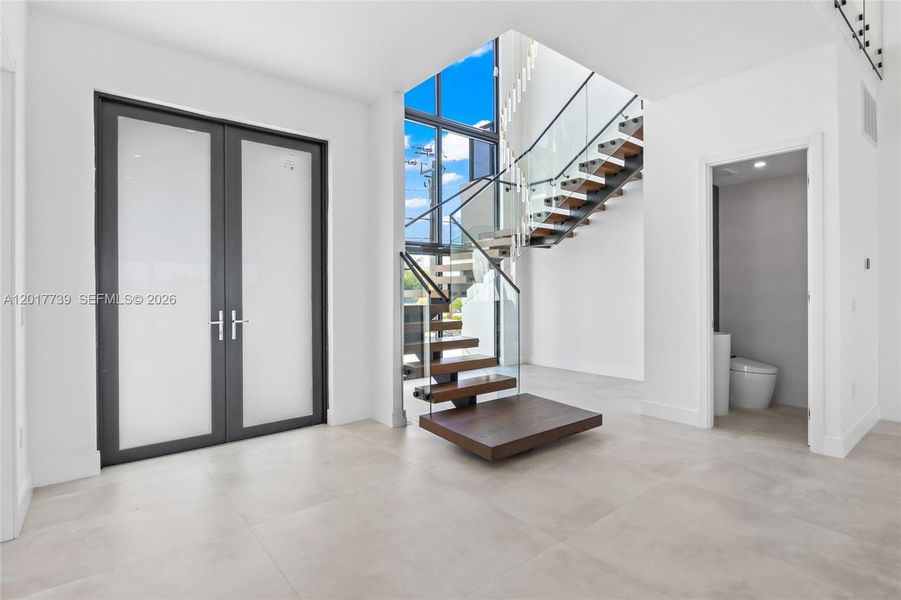Spacious, unfurnished interior of a new home in , Cape Coral (Image 32).