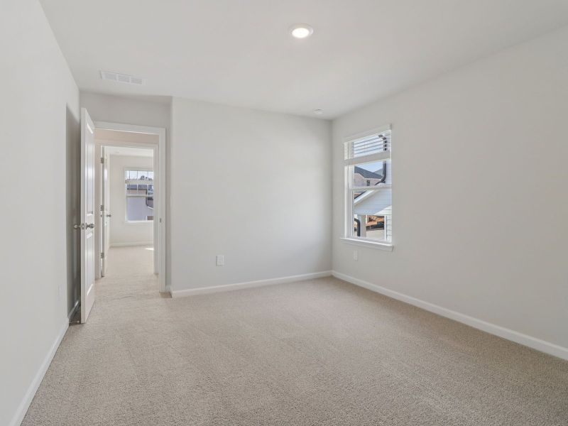 Spacious, unfurnished interior of a new home in Ivey Township, Dallas (Image 20).