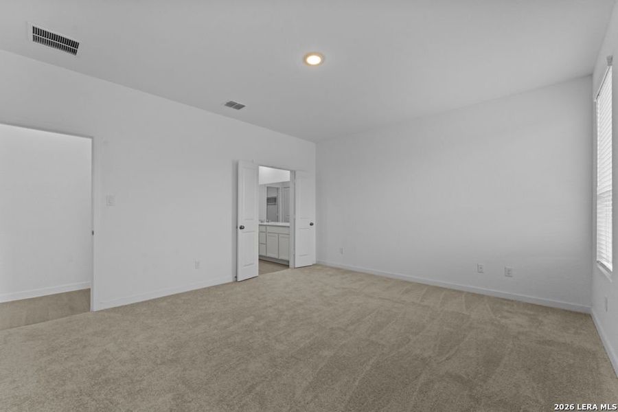 Spacious, unfurnished interior of a new home in Sky Ranch, New Braunfels (Image 19).