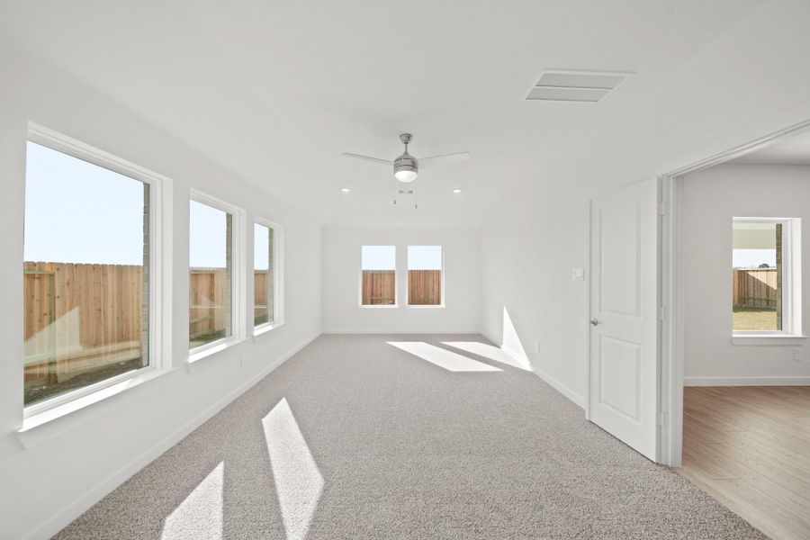 Spacious, unfurnished interior of a new home in Riverside Estates, Mont Belvieu (Image 9).