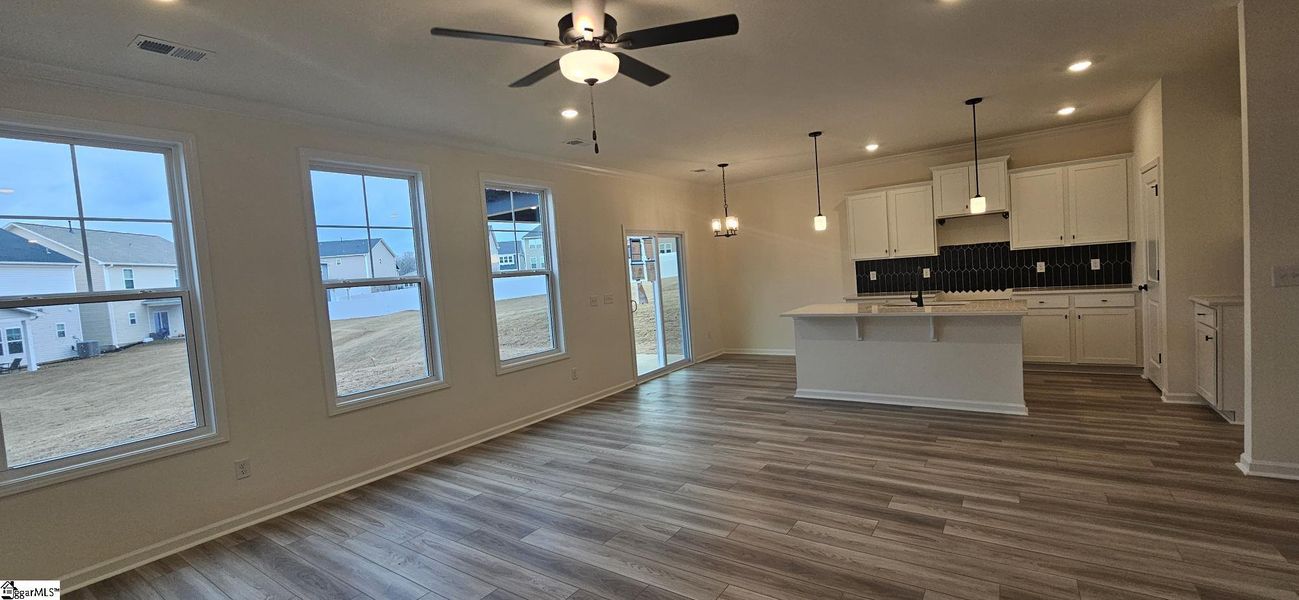 Spacious, unfurnished interior of a new home in Sedona, Greenville (Image 11).
