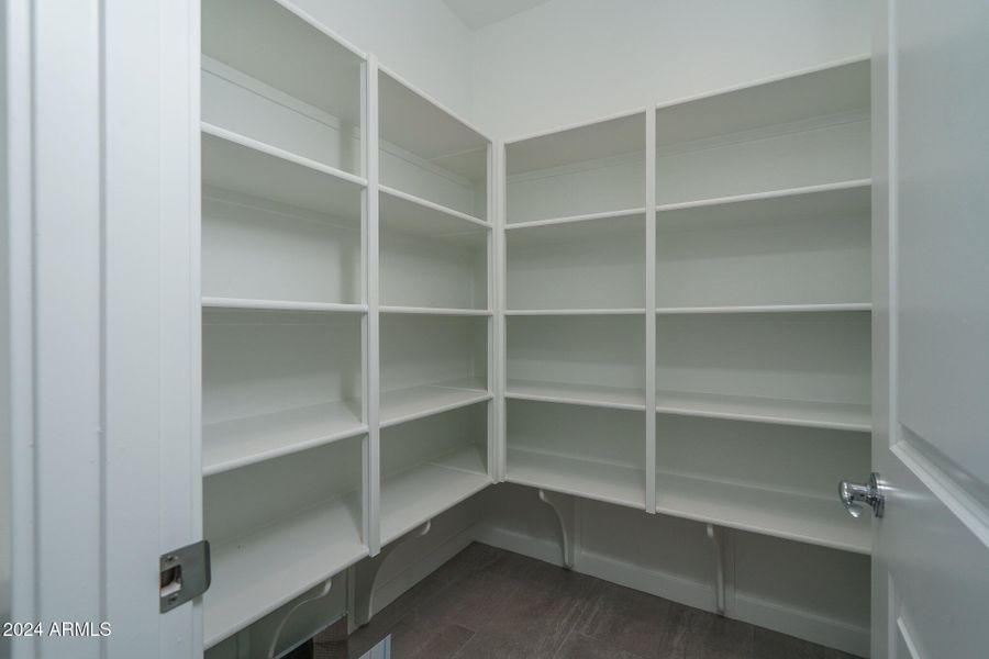 4) WALK IN PANTRY