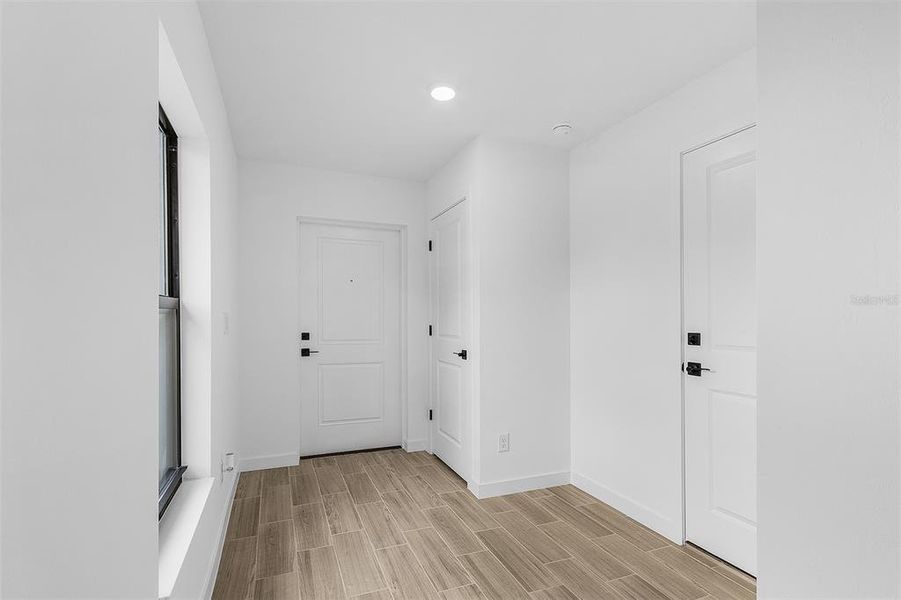 Spacious, unfurnished interior of a new home in Port Charlotte, North Port (Image 9).