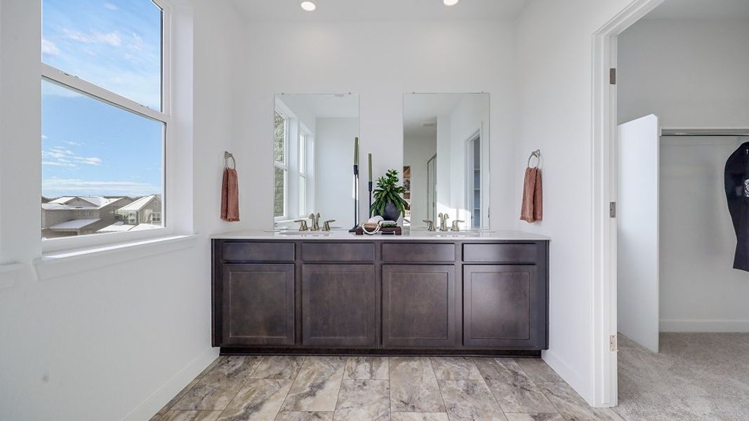 2581 Overlook Owners Bath 2of2 F3