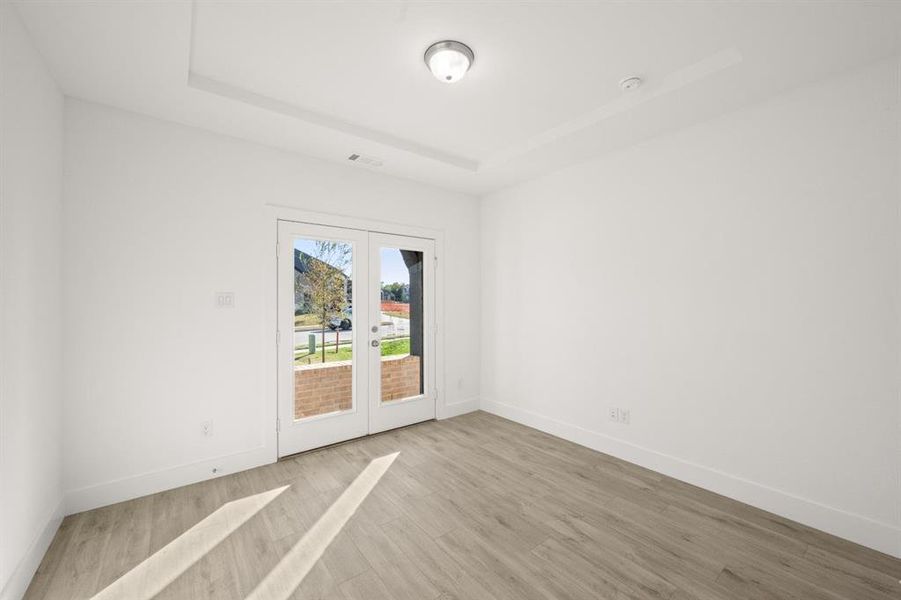 Spacious, unfurnished interior of a new home in High Country, Burleson (Image 28).