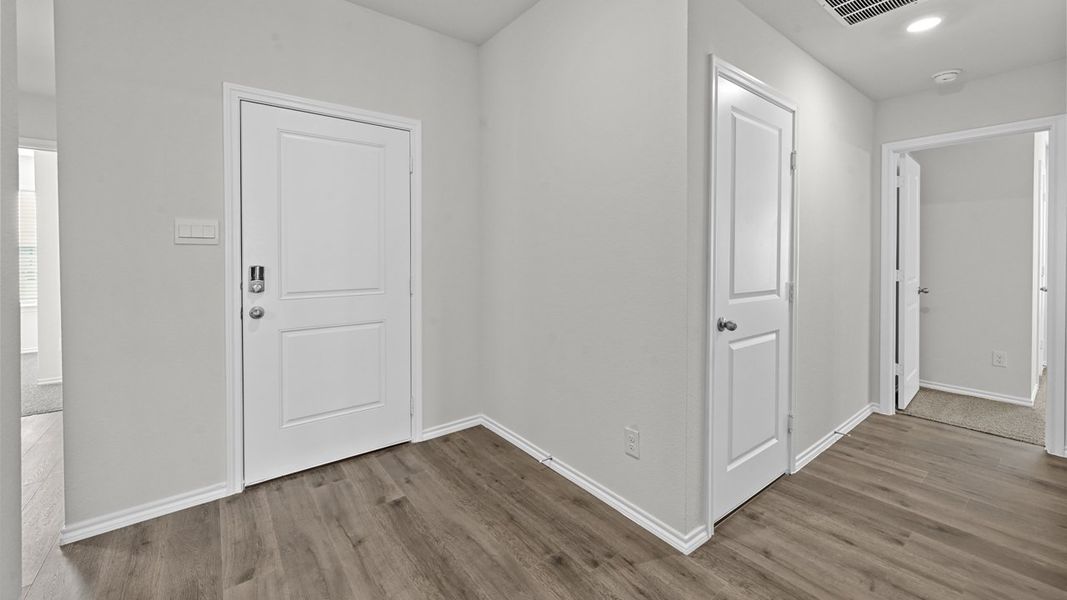 Spacious, unfurnished interior of a new home in Valor Farms, Royse City (Image 25).