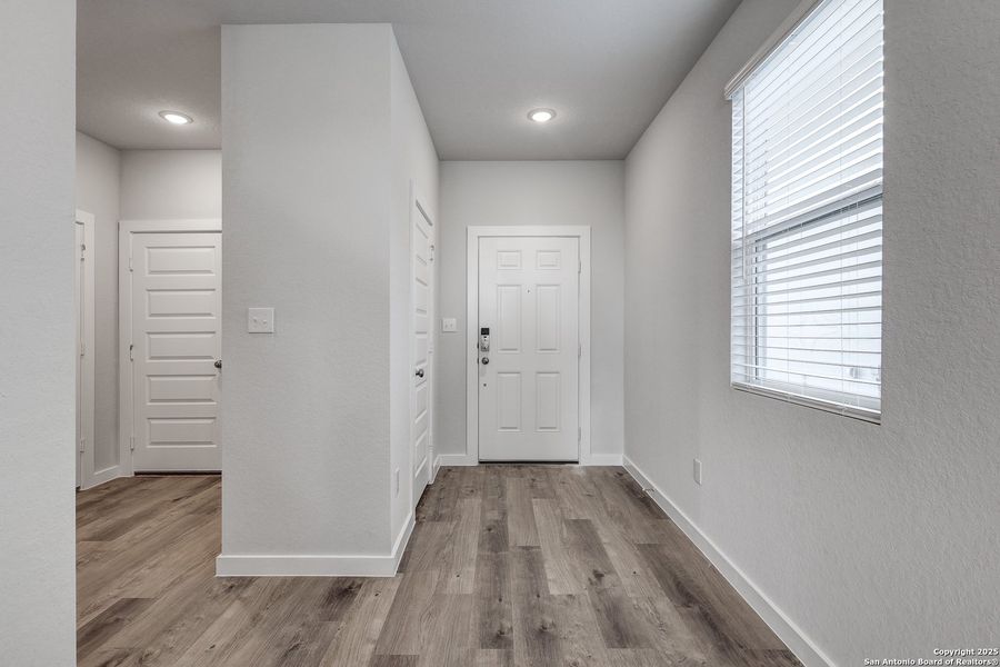 Spacious, unfurnished interior of a new home in Hacienda, San Antonio (Image 24).