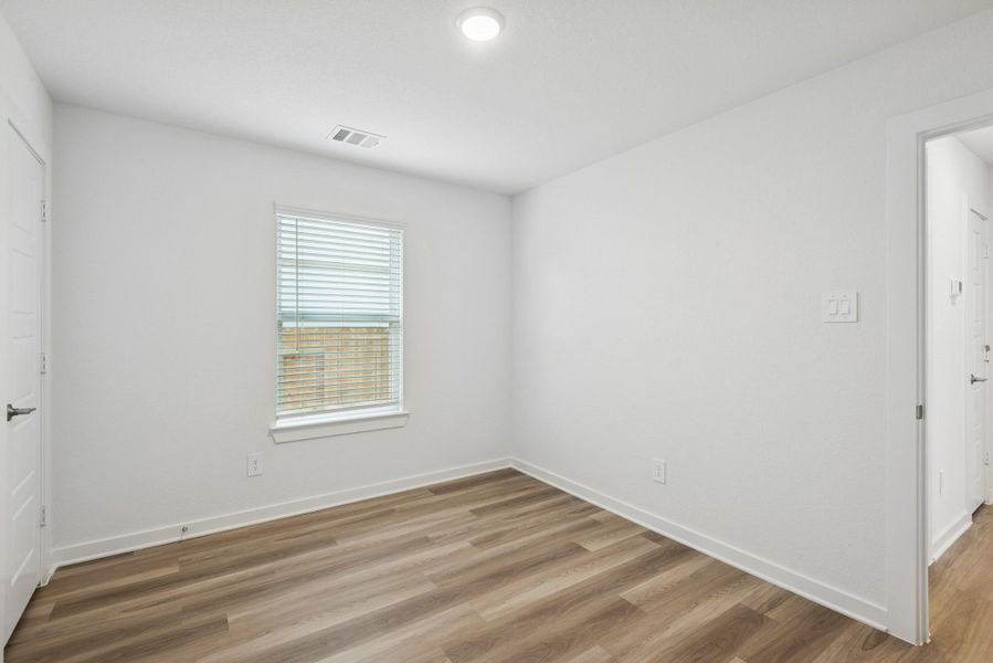 Spacious, unfurnished interior of a new home in Lone Star Landing, Montgomery (Image 29).