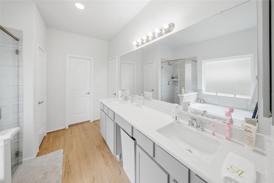 Furnished interior view inside a new home in Sierra Vista, Iowa Colony (Image 8).