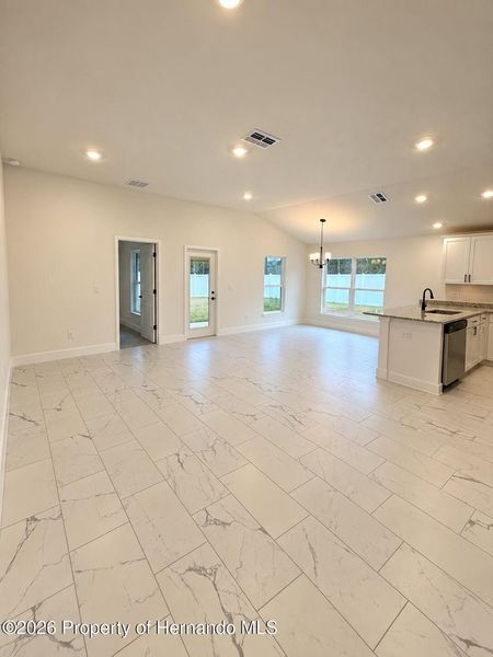 Spacious, unfurnished interior of a new home in Winding Oaks, Weeki Wachee (Image 7).