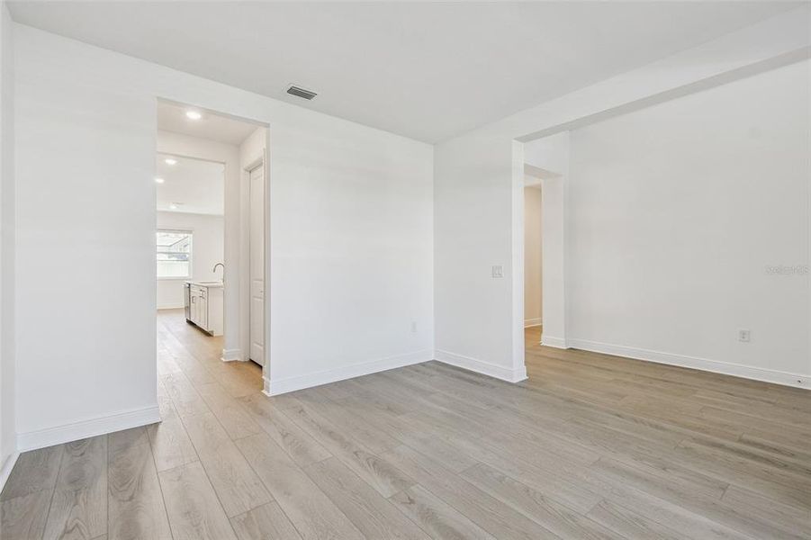 Spacious, unfurnished interior of a new home in Hawkstone, Sarasota (Image 27).