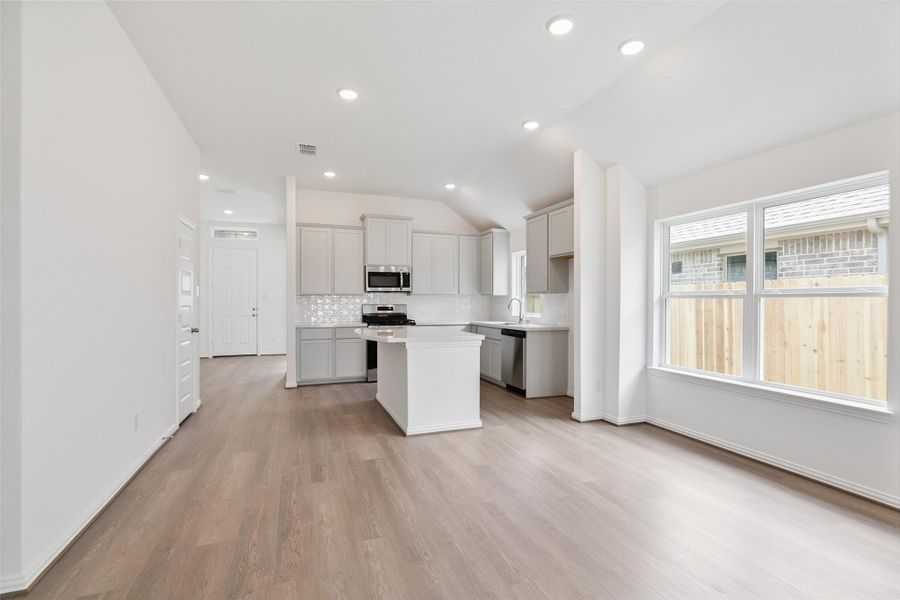 Spacious, unfurnished interior of a new home in Westland Ranch, League City (Image 24).