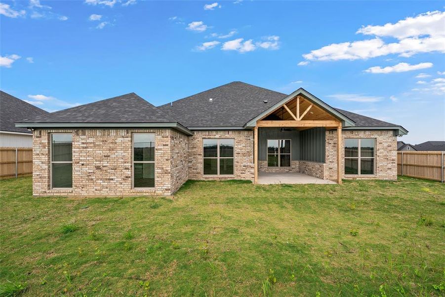 Exterior details and patio area of a home in , Hewitt (Image 3).