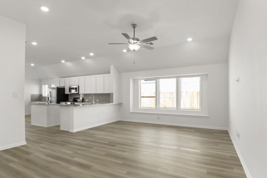 Spacious, unfurnished interior of a new home in Crosswinds, Kyle (Image 12).
