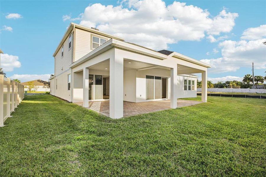 Exterior details and patio area of a home in Hawk's Overlook, Oviedo (Image 3).