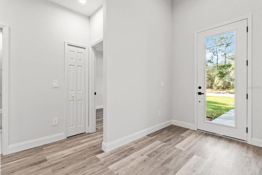 Spacious, unfurnished interior of a new home in , Dunnellon (Image 24).