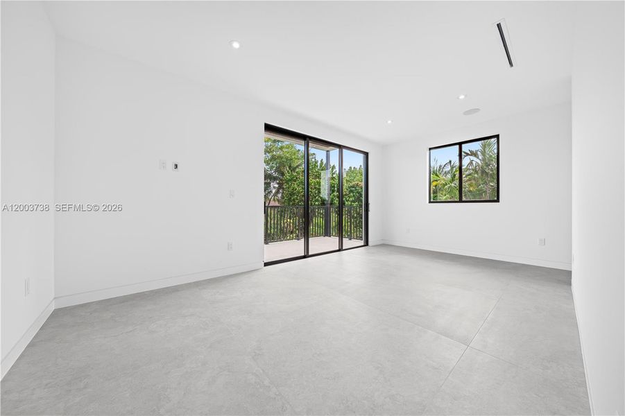 Spacious, unfurnished interior of a new home in , Miami (Image 32).