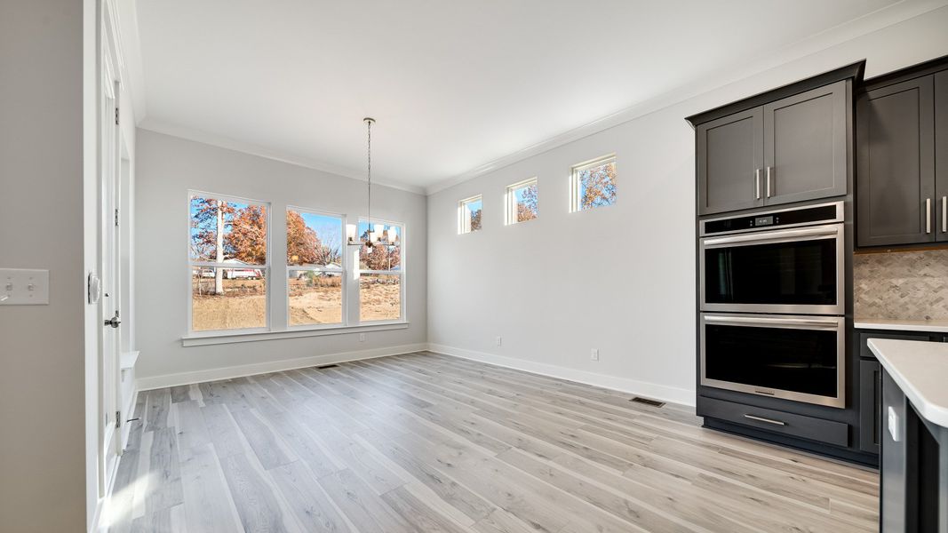 Open and bright area to the side of the kitchen, perfect for a dining area