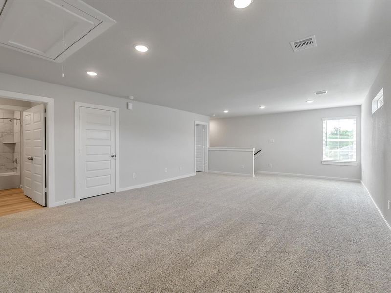 Spacious, unfurnished interior of a new home in Caney Creek Place, Conroe (Image 46).