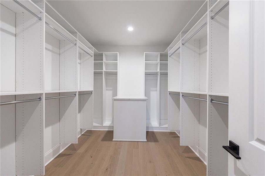 Spacious, unfurnished interior of a new home in , Alpharetta (Image 24).