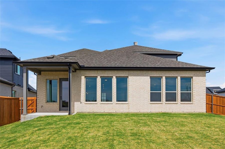 Exterior details and patio area of a home in Talon Hills, Fort Worth (Image 3).