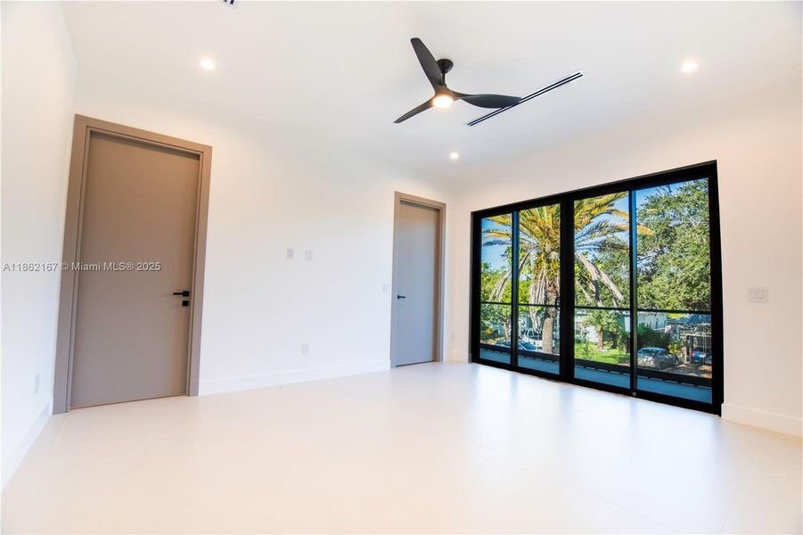Spacious, unfurnished interior of a new home in , Fort Lauderdale (Image 20).