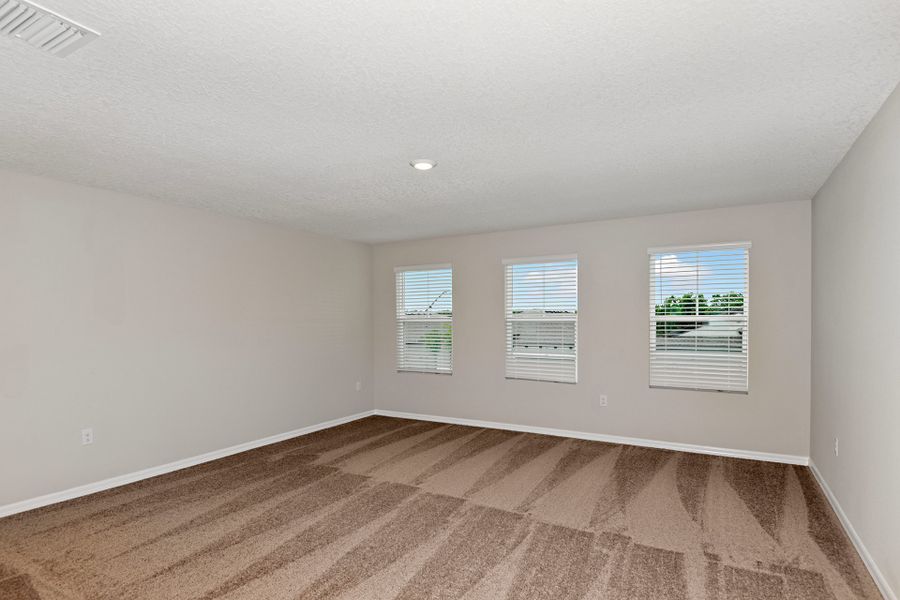 Spacious, unfurnished interior of a new home in Pasadena Ridge, Dade City (Image 19).