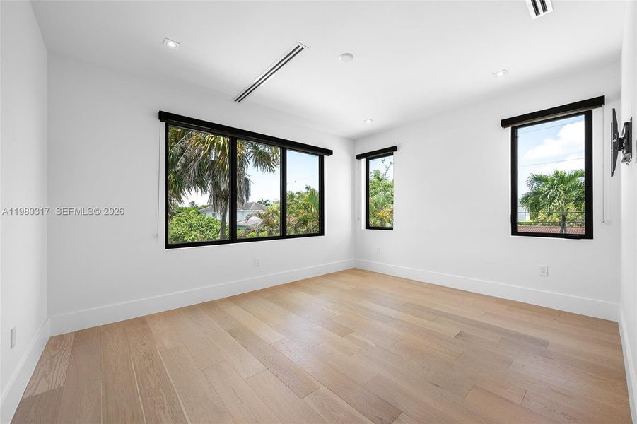 Spacious, unfurnished interior of a new home in , Fort Lauderdale (Image 22).