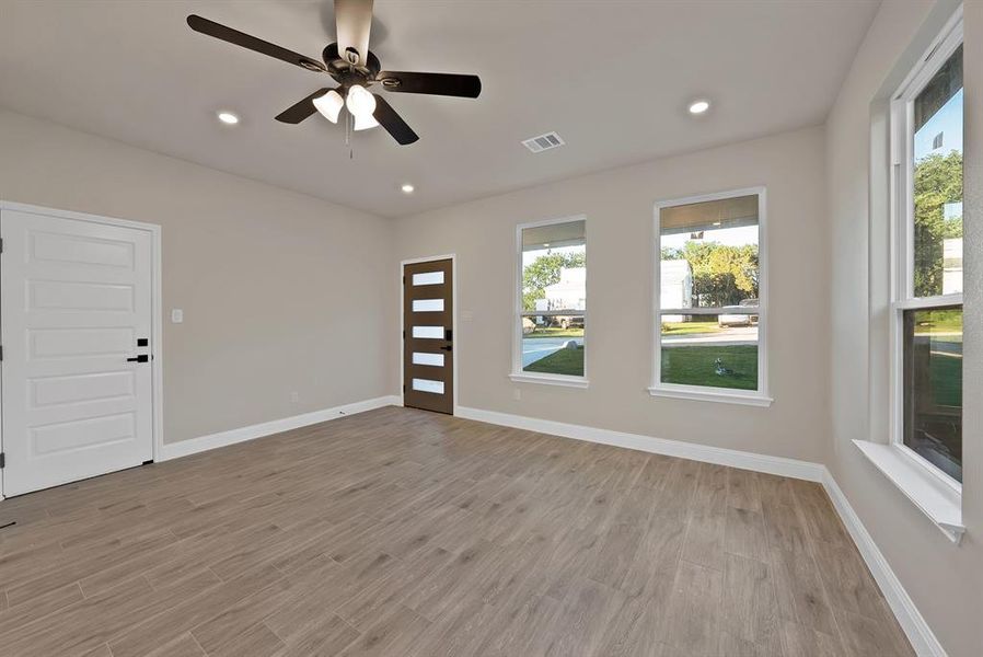Spacious, unfurnished interior of a new home in , Granbury (Image 12).