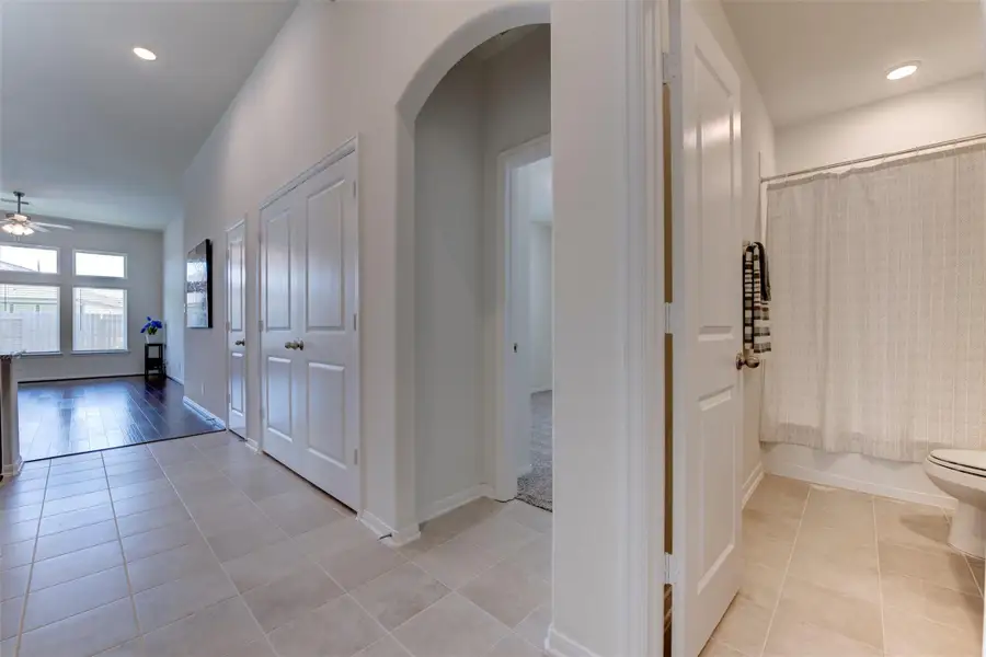 Spacious, unfurnished interior of a new home in Sunterra, Katy (Image 20).