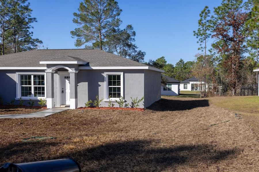 Exterior details and patio area of a home in , Citrus Springs (Image 13).