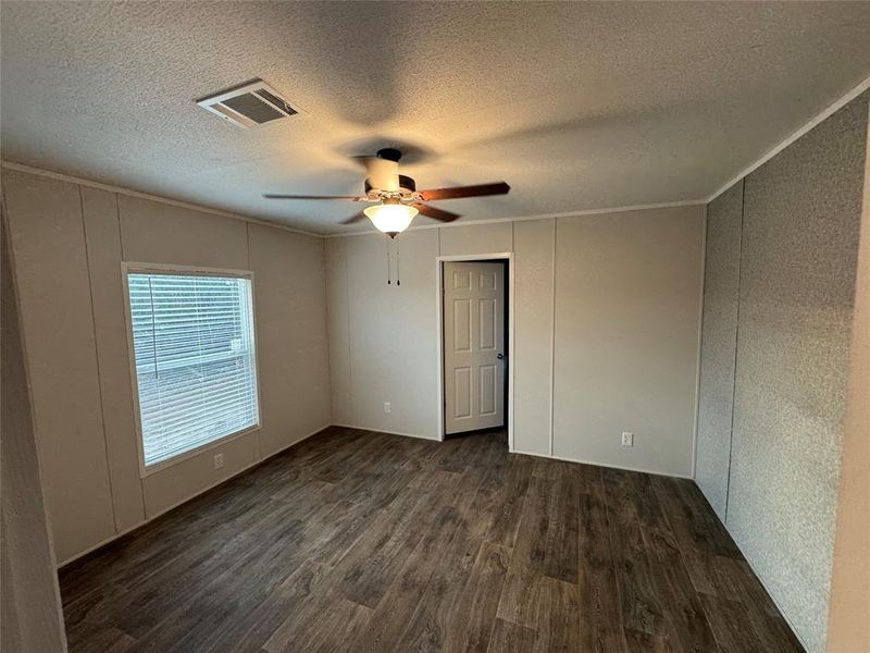 Spacious, unfurnished interior of a new home in , Granbury (Image 5).
