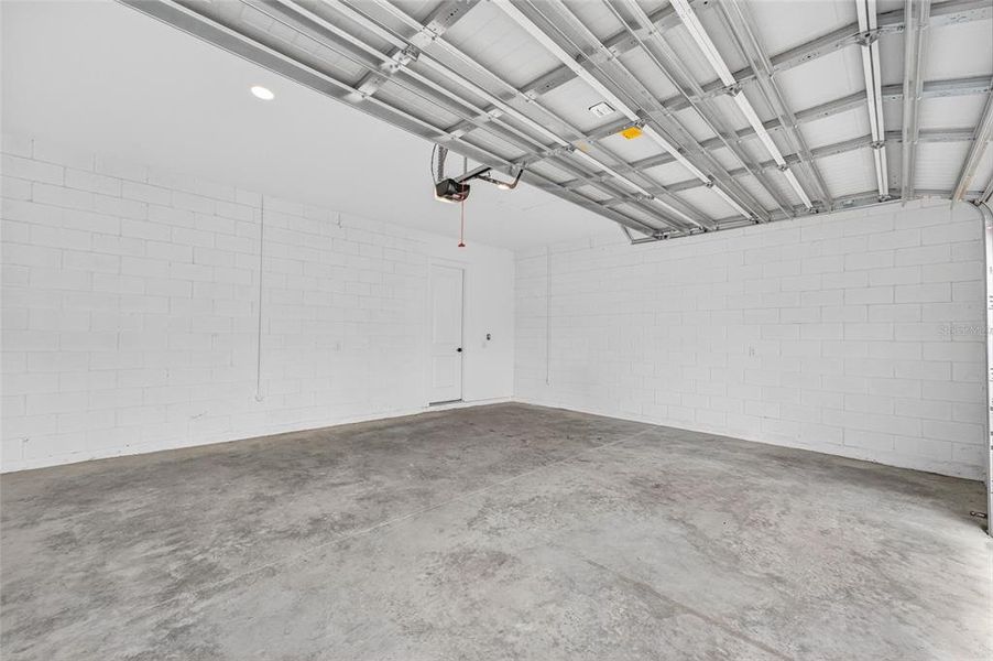 Spacious, unfurnished interior of a new home in , Winter Garden (Image 39).