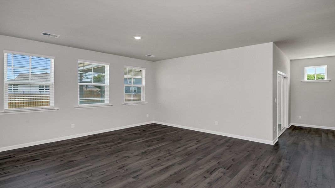 Spacious, unfurnished interior of a new home in Sease's Pond, Gilbert (Image 25).