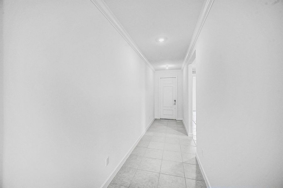 Spacious, unfurnished interior of a new home in Seagrove: The Indies, Fort Pierce (Image 14).