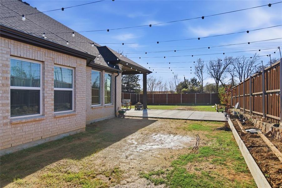 Exterior details and patio area of a home in , Hickory Creek (Image 3).