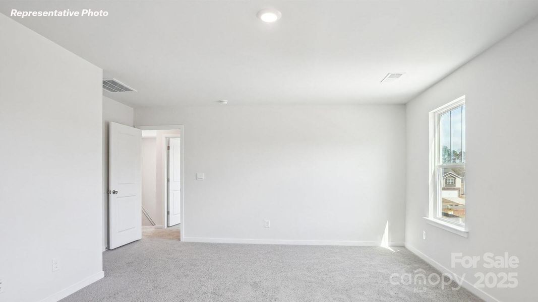 Spacious, unfurnished interior of a new home in Reedy Creek Preserve, Charlotte (Image 10).