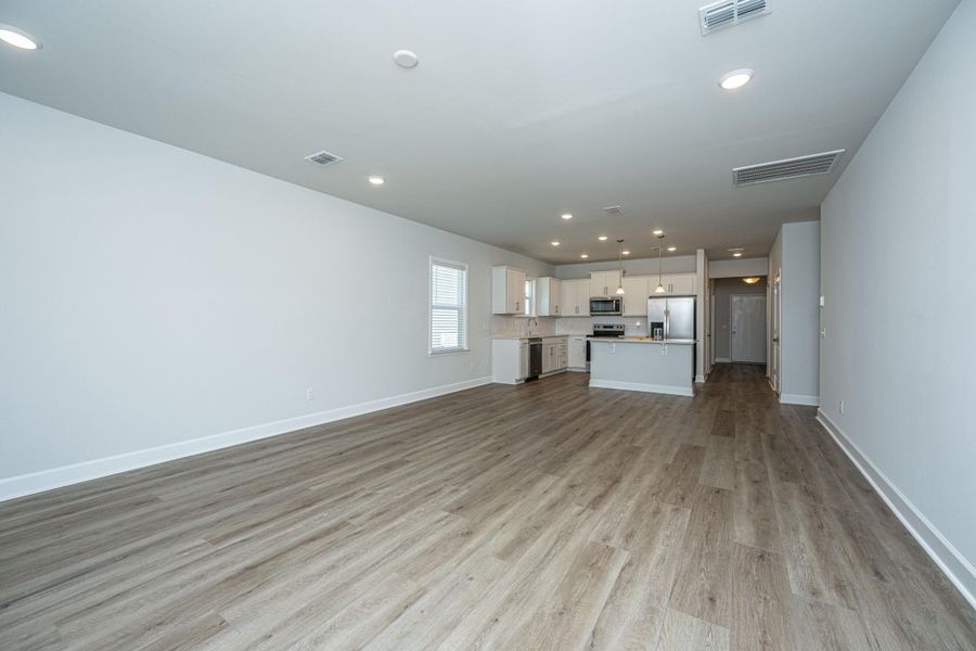 Spacious, unfurnished interior of a new home in Cedar Glen Preserve, Huger (Image 27).